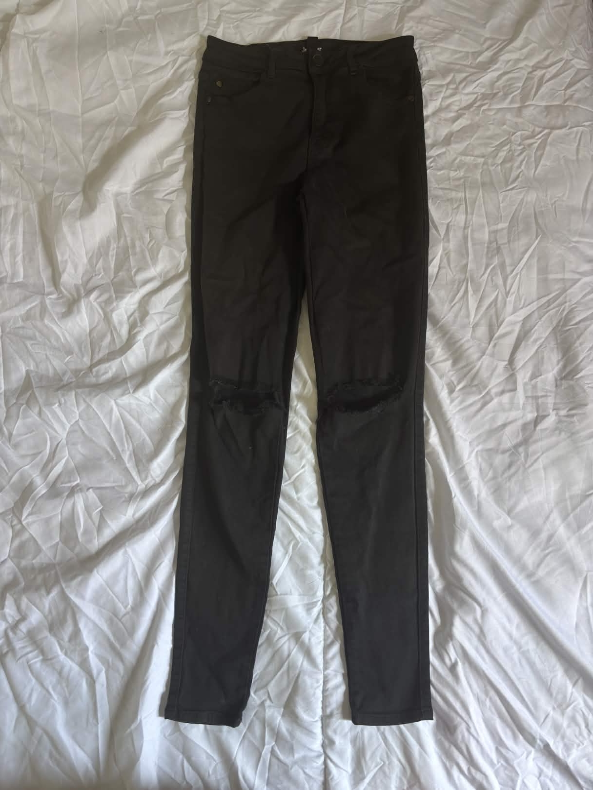 Jean Skinny avec effet destroy (déchirures)