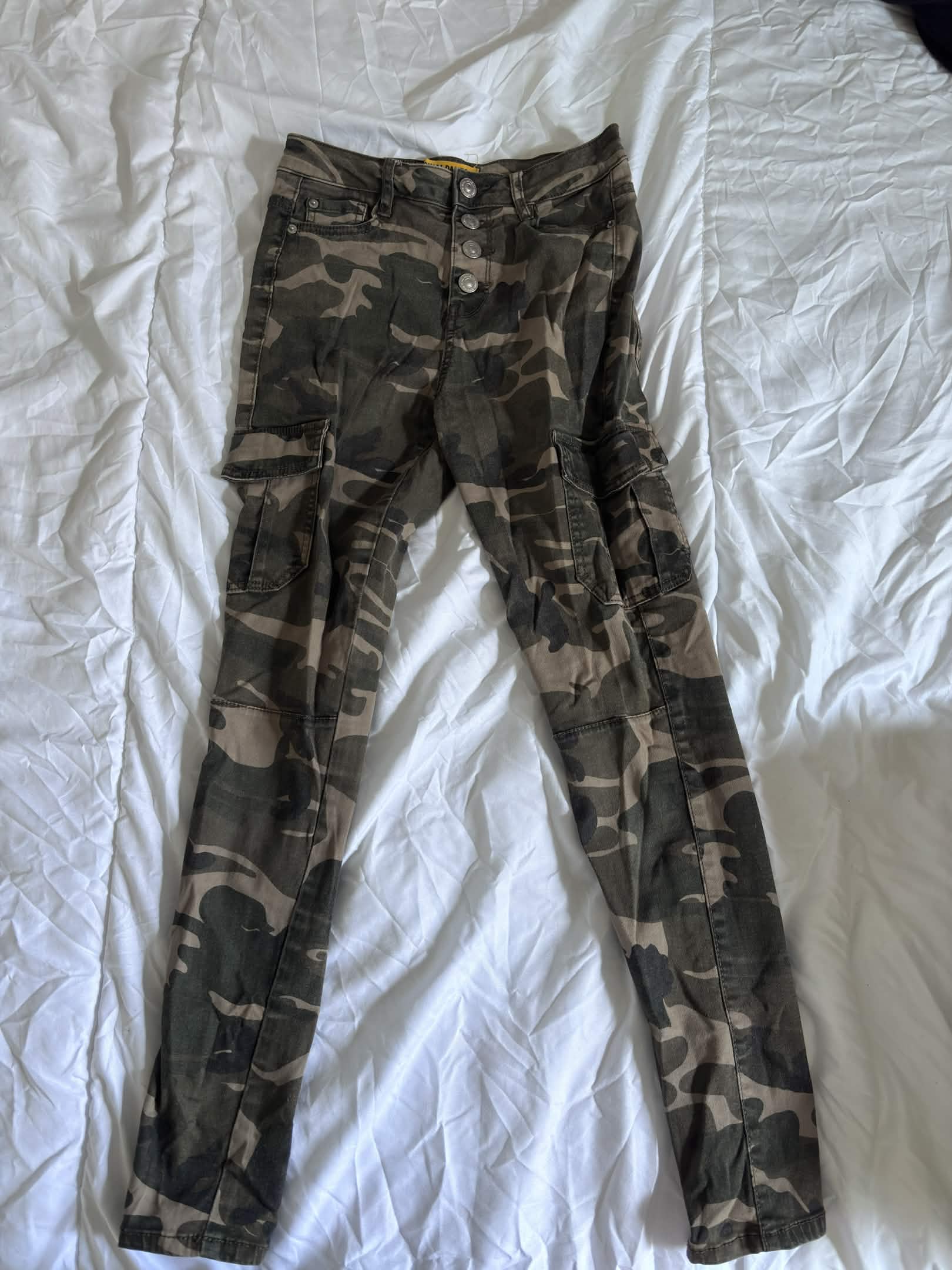 Pantalon skinny avec poche cargo style camouflage