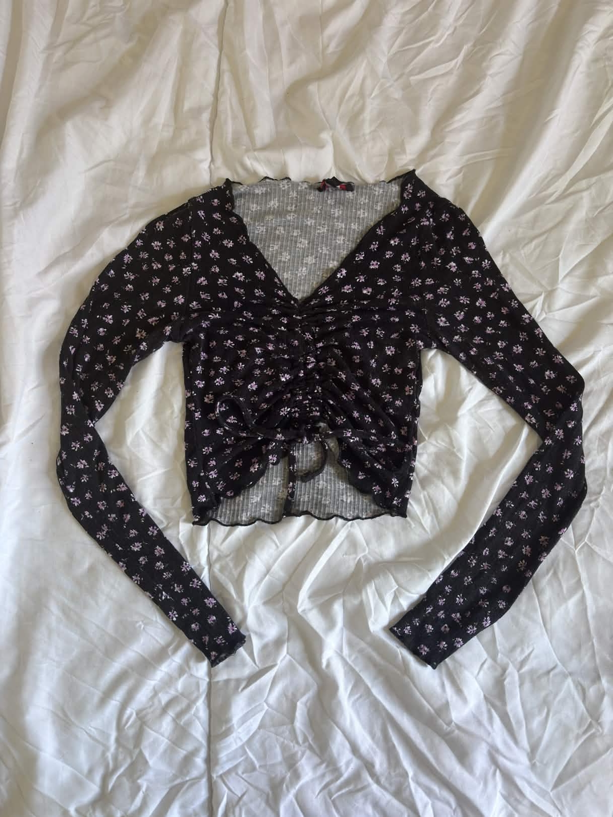 Crop top noir fleuri à manches longues