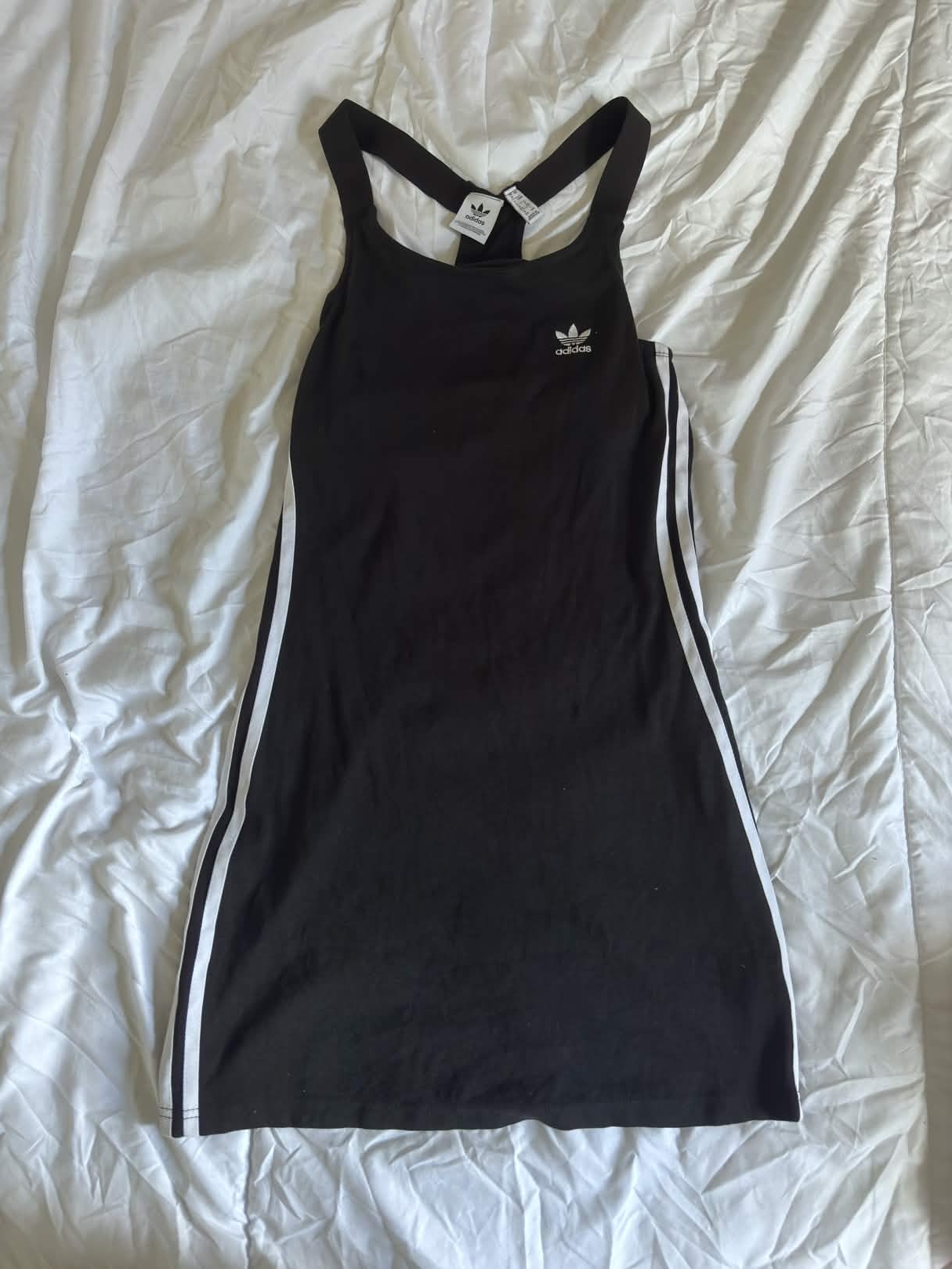 Robe noire Adidas à bandes blanches