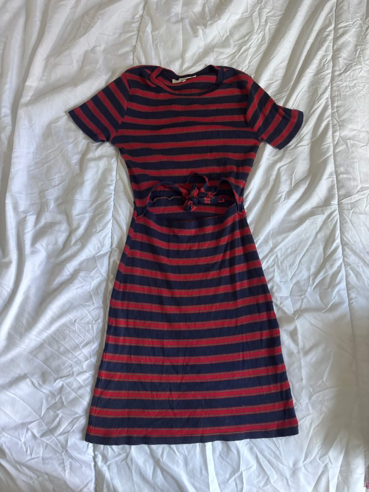 Robe rayée bleu marine & rouge avec nœud à la taille