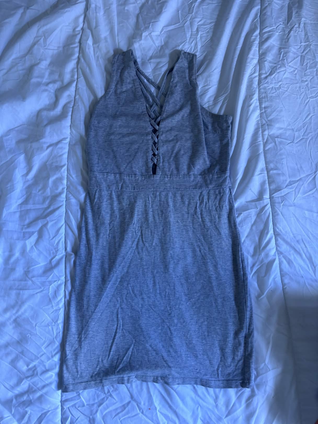 Robe grise sans manches avec laçage au décolleté