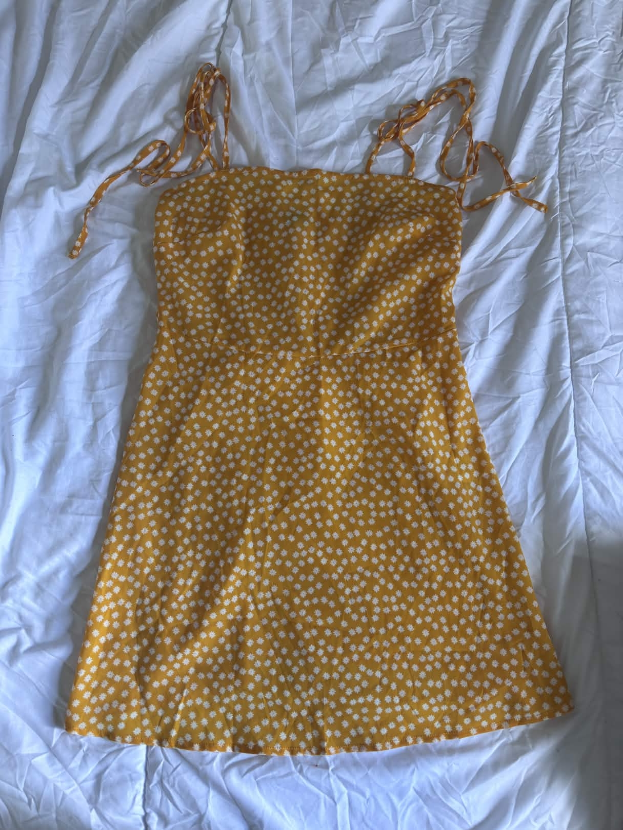 Robe jaune à motifs blancs, bretelles à nouer