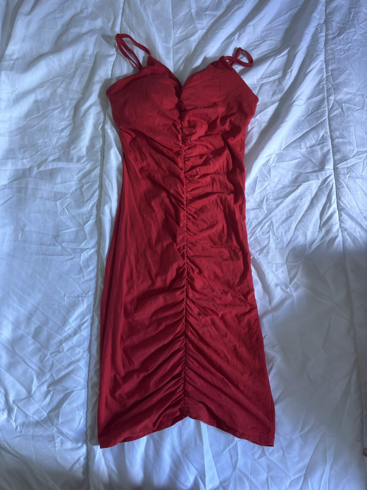 Robe rouge froncée