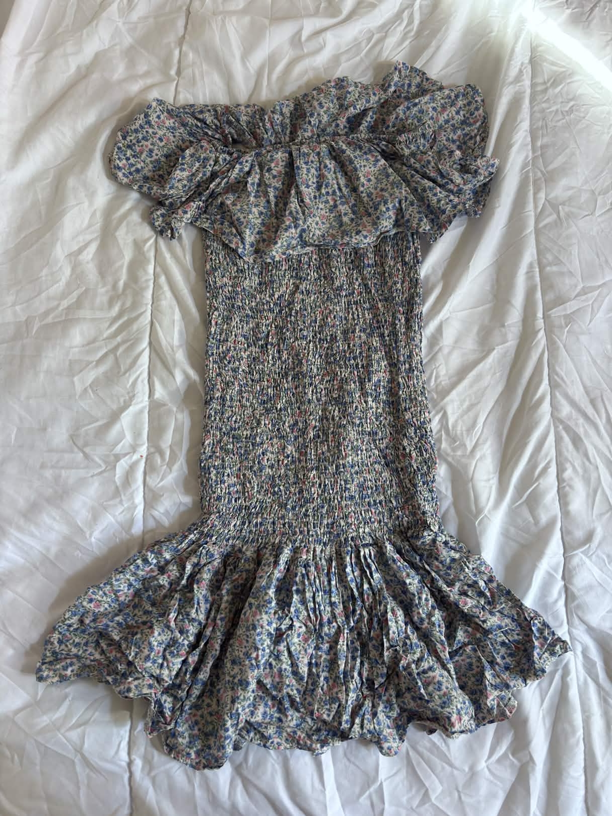 Robe smockée à épaules dénudées
