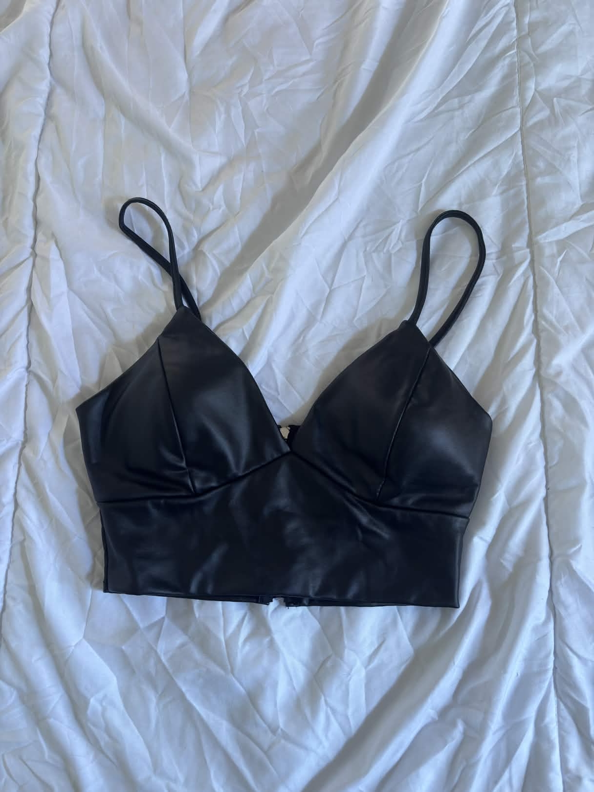 Crop top noir simili cuir