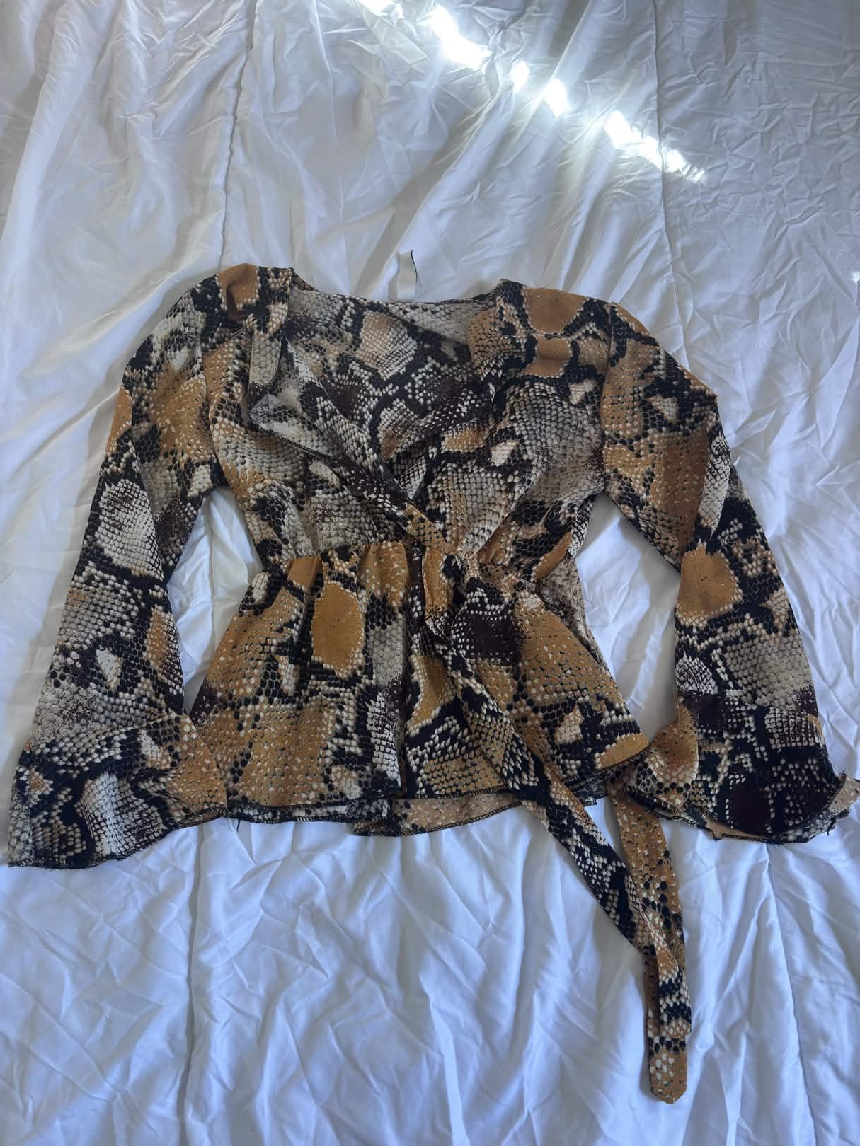 Blouse décolleté en V motif serpent