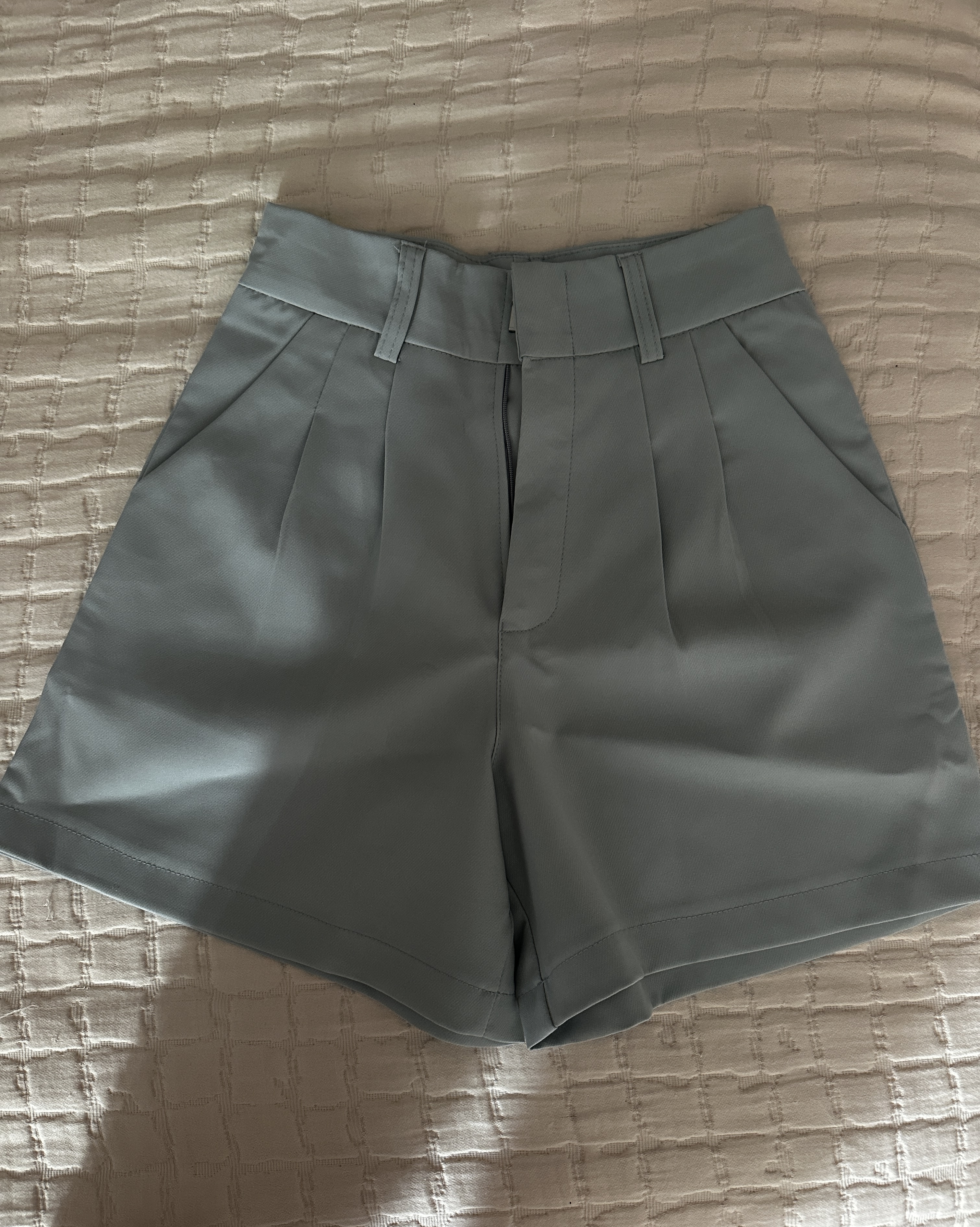Short mi-long style tailleur bleu clair