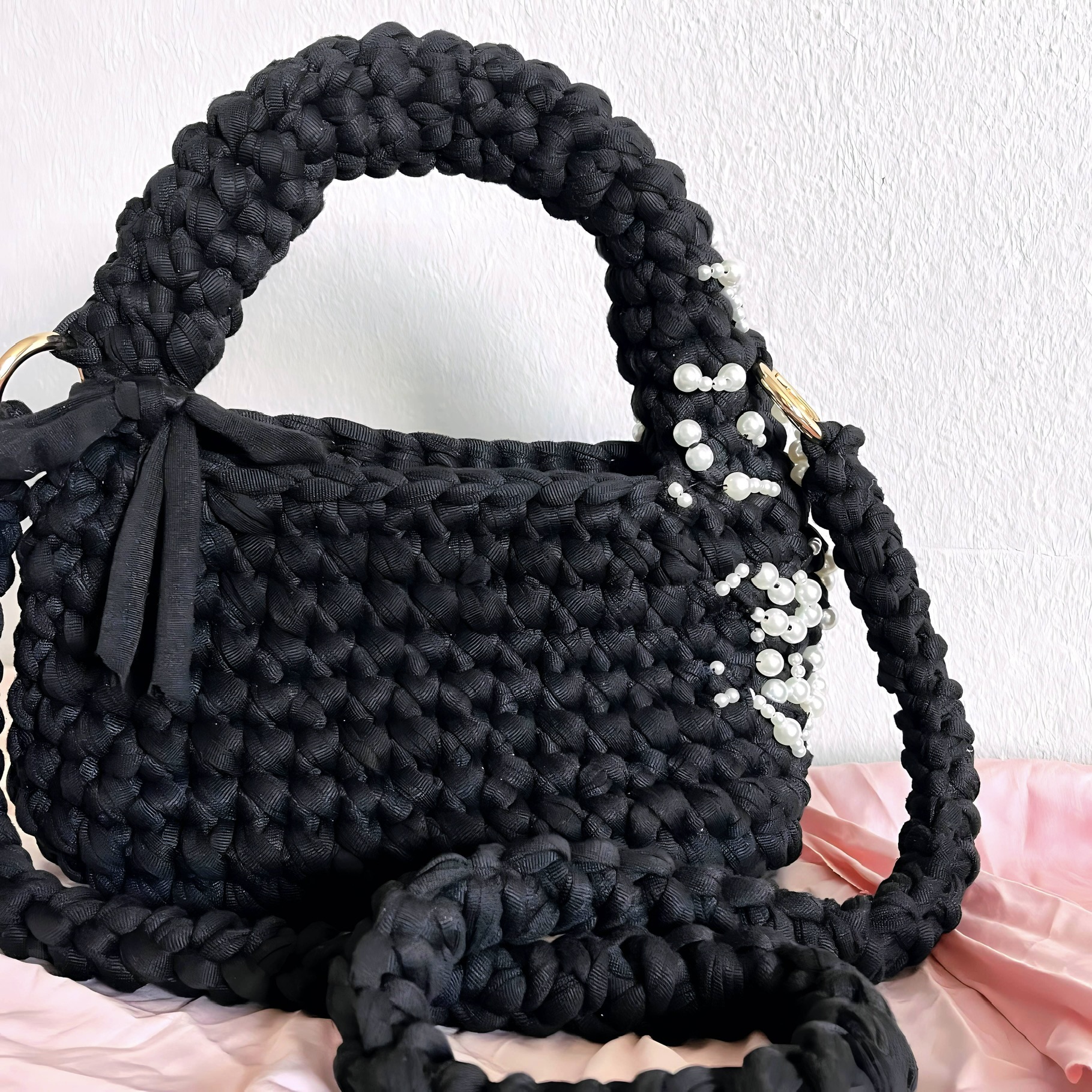 Sac en crochet brodé de ses perles blanche.