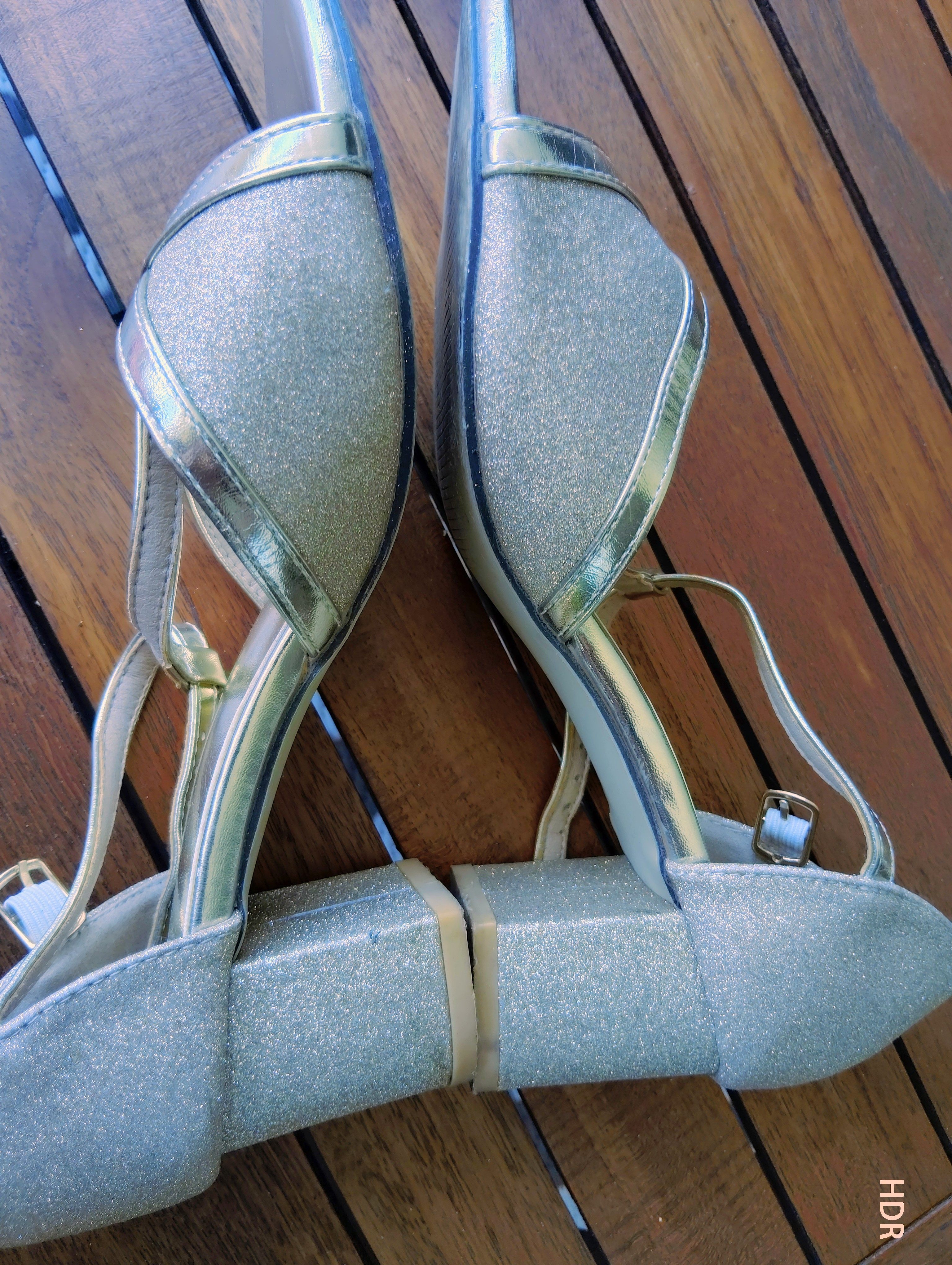 chaussures dorées