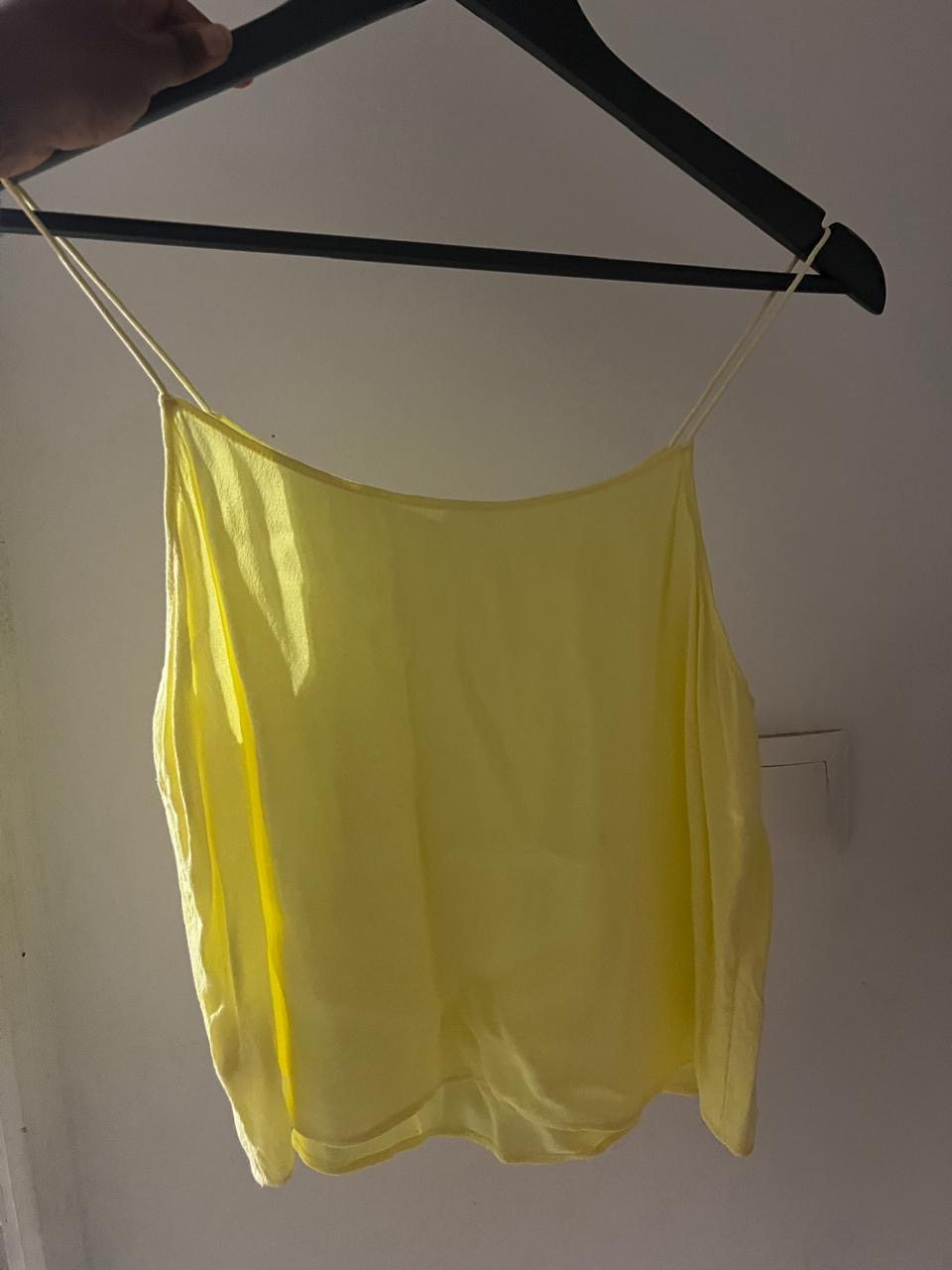 Haut jaune