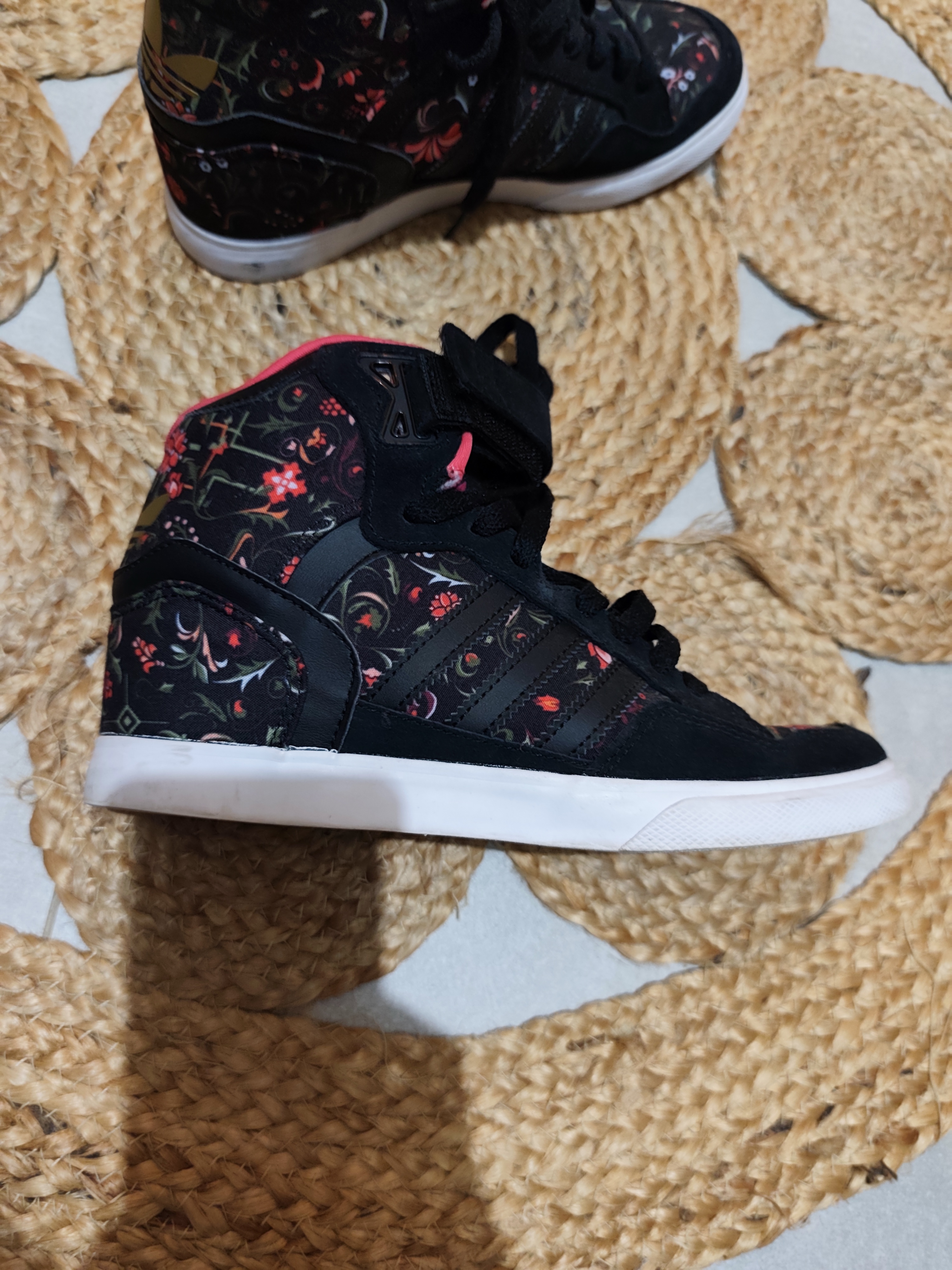 Chaussures adidas montantes noir et rose