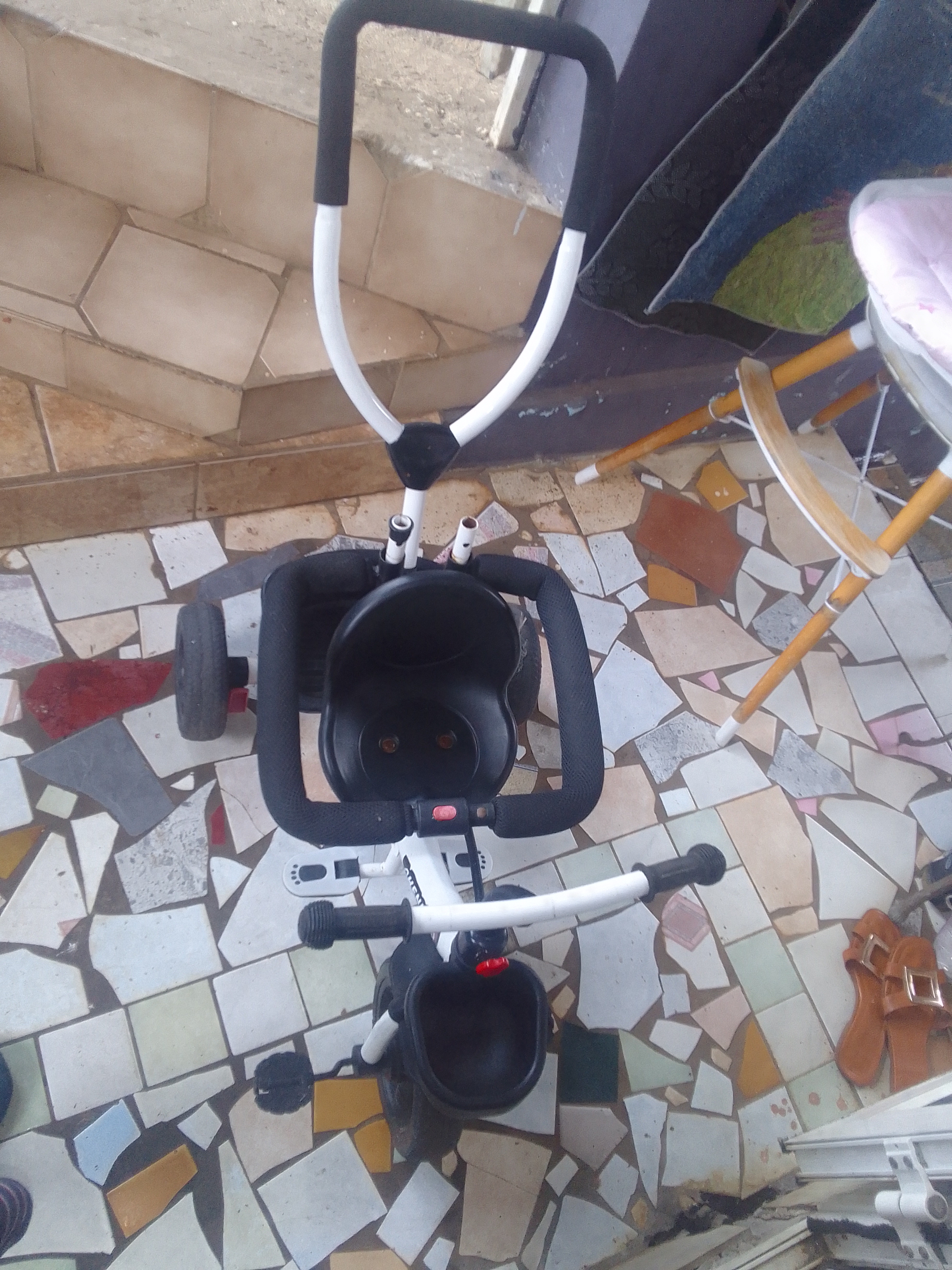 Tricycle évolutif ( manque le pare soleil)