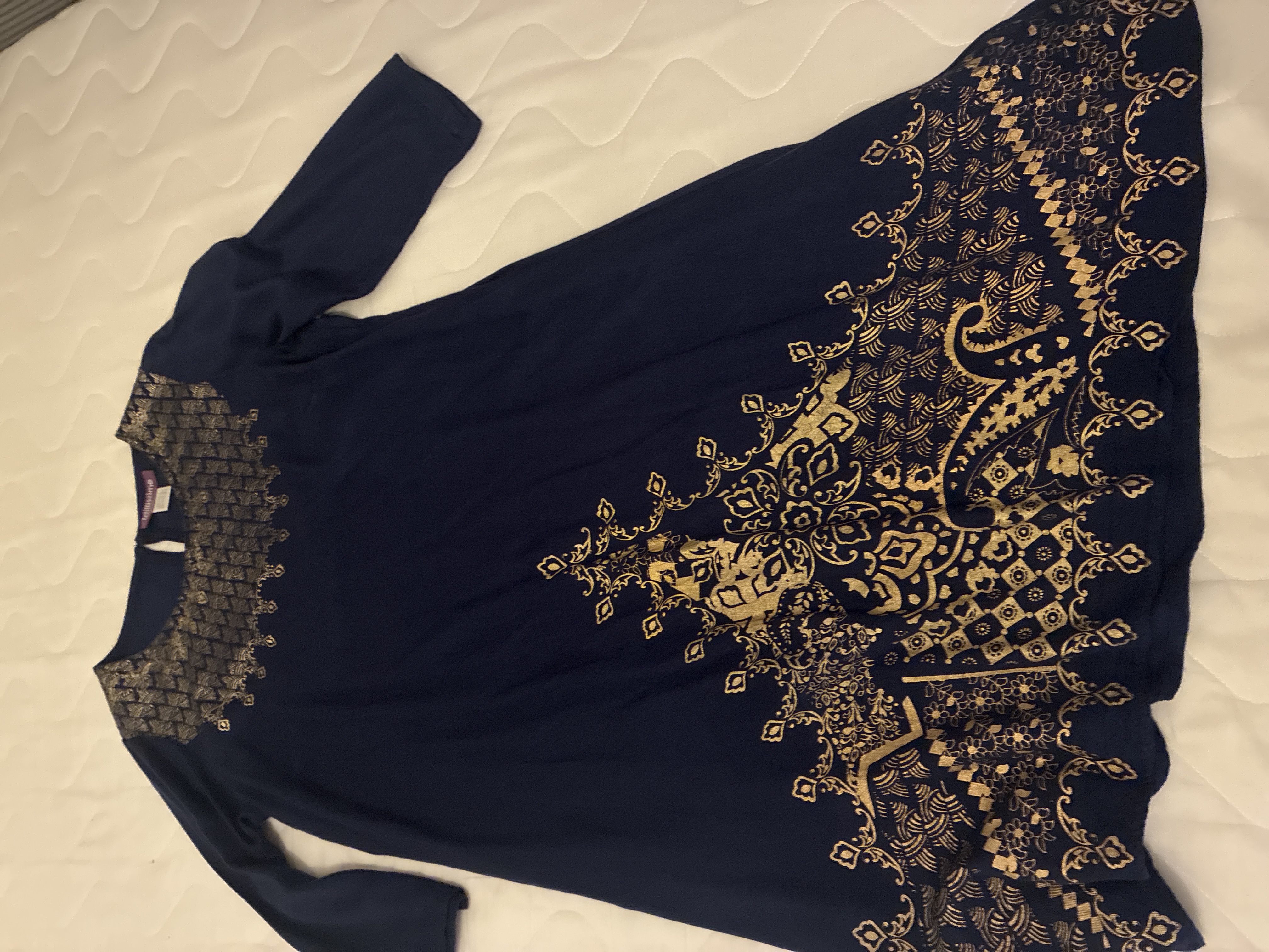 Robe bleue et motifs dorés