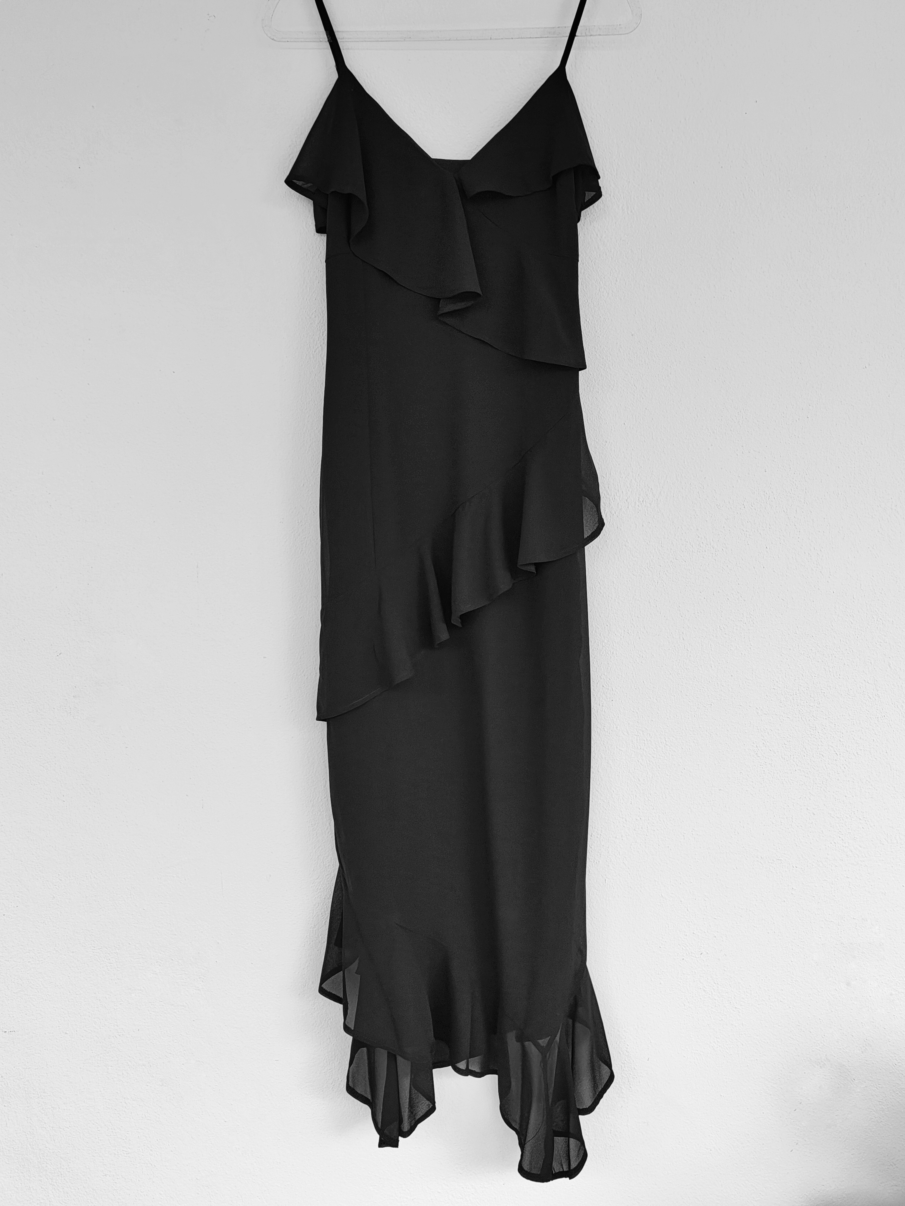 Robe noire à volants