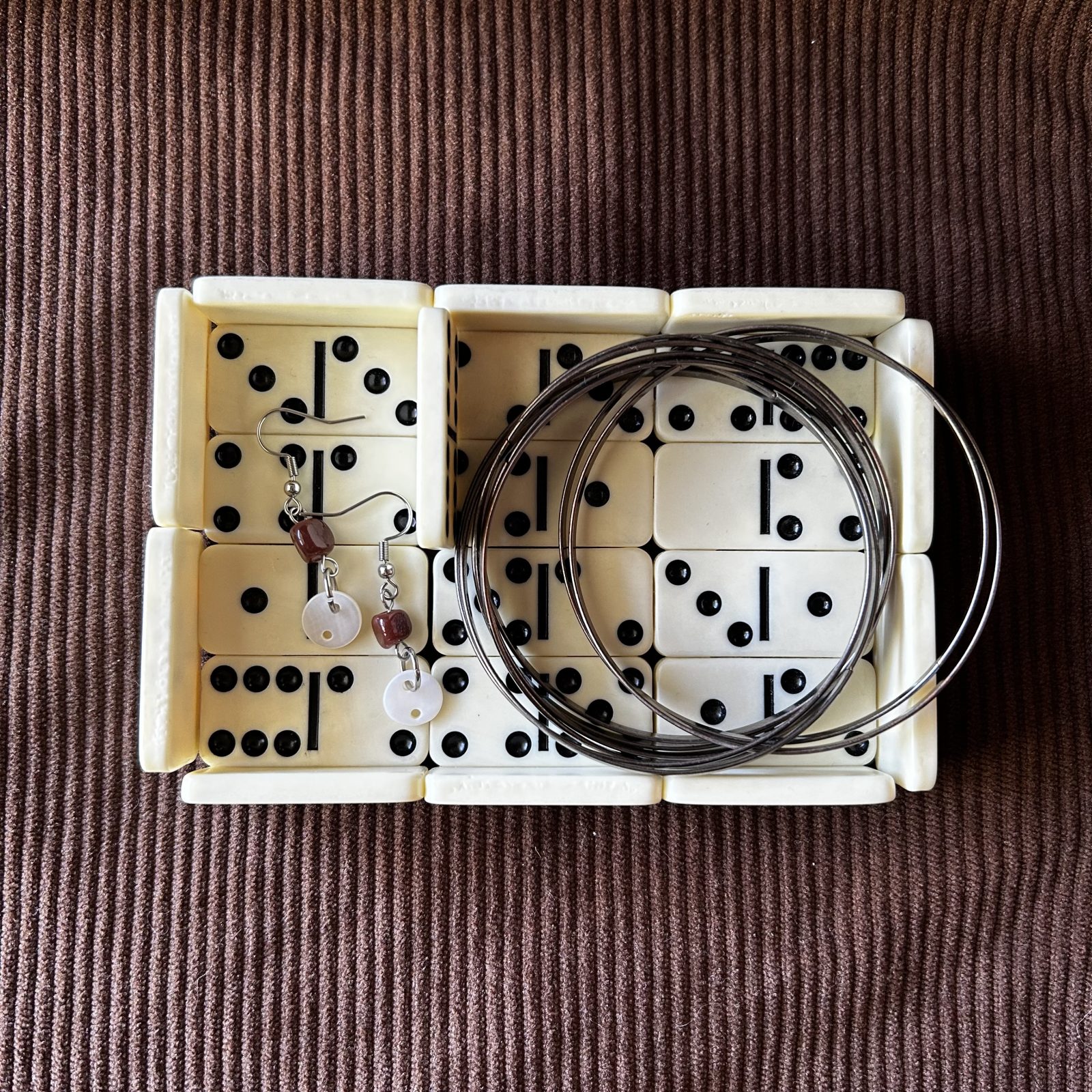 Boîte à bijoux domino fait main
