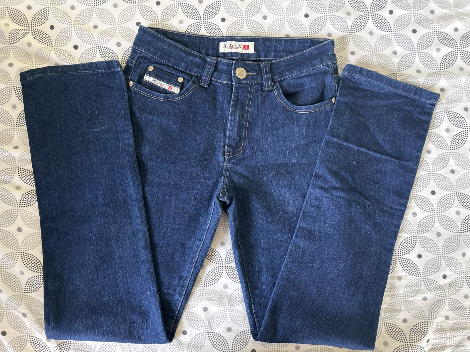 Jean brut bleu foncé avec détails brodés aux poches