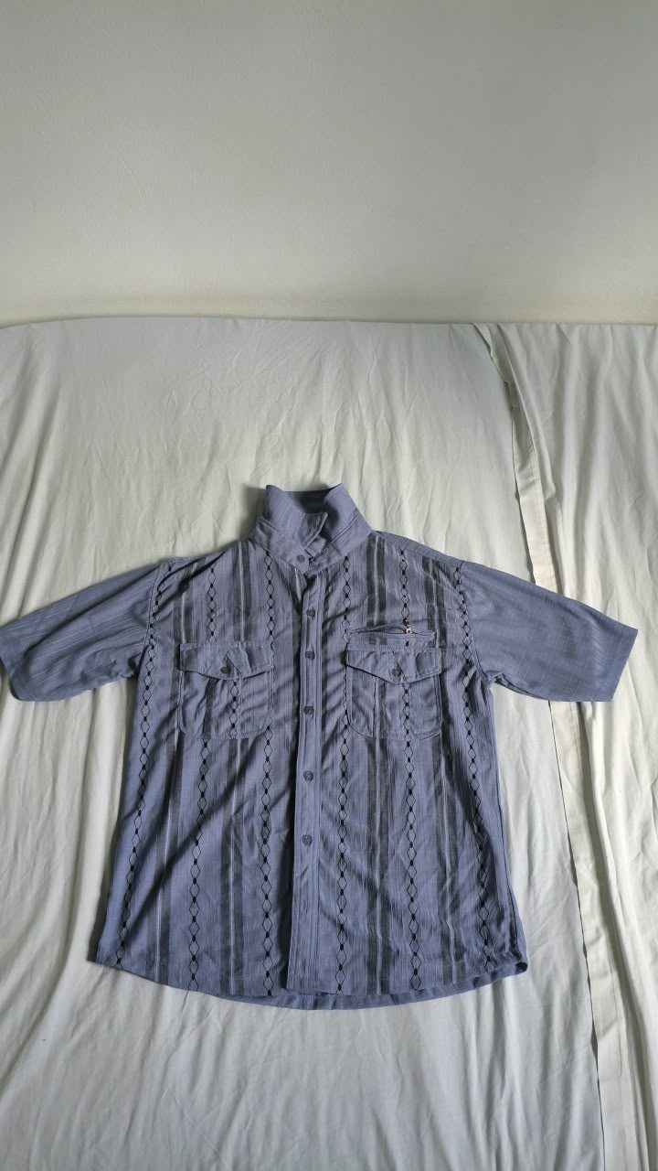 Chemise bleue à motifs verticaux, manches courtes — L
