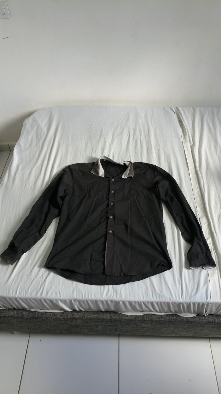 Chemise noire à col contrastant, manches longues — L