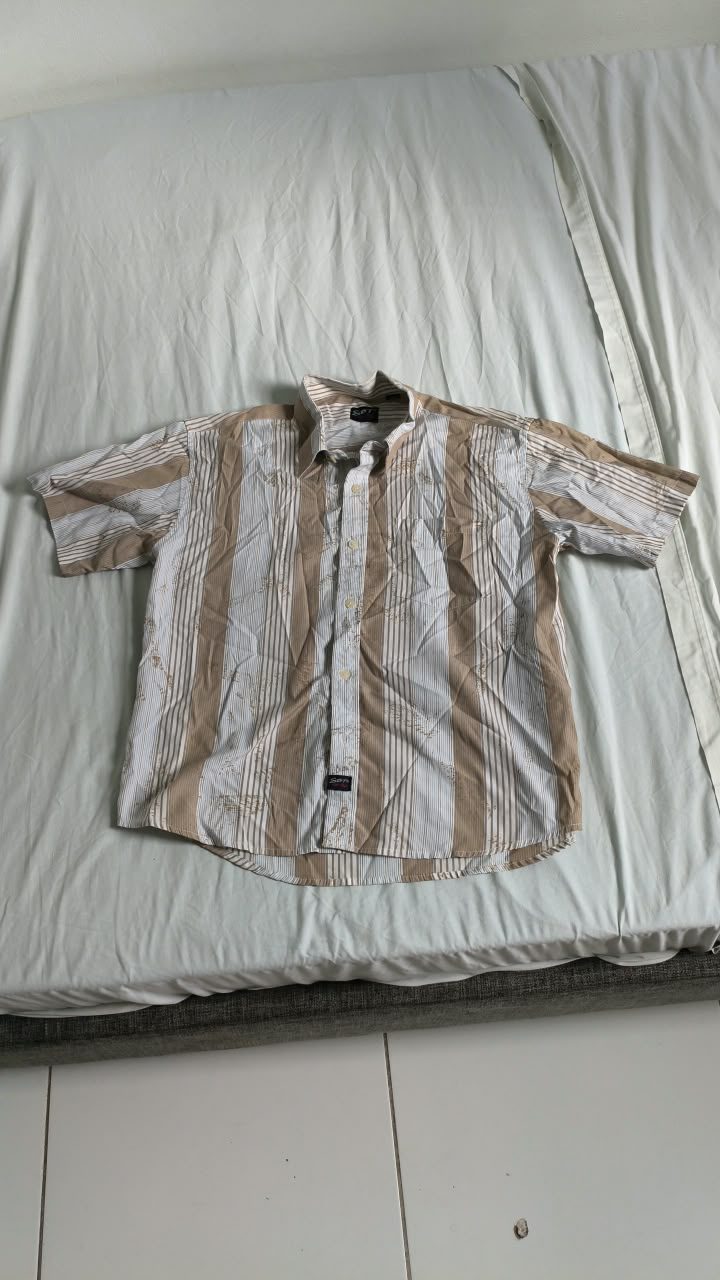 Chemise claire à rayures verticales, manches courtes — M