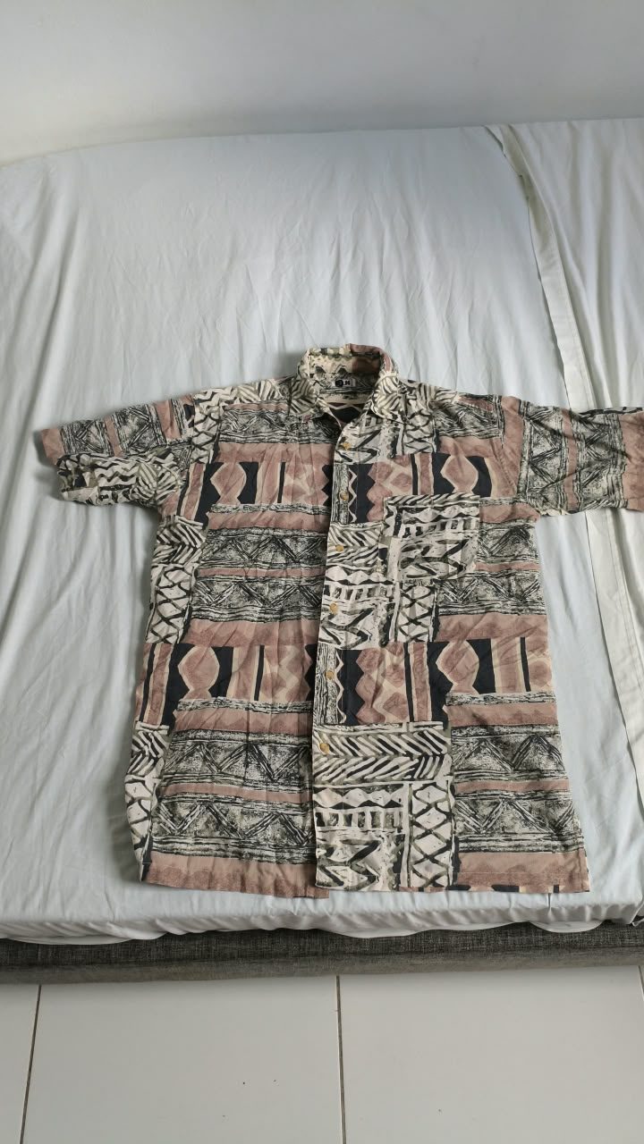 Chemise à motifs géométriques, manches courtes — L