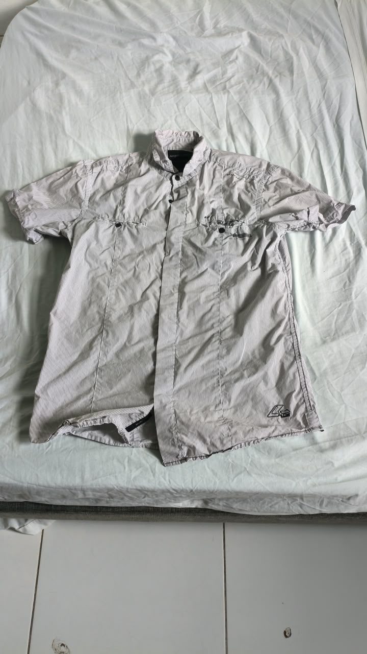 Chemise à fines rayures et poches poitrine, manches courtes — M