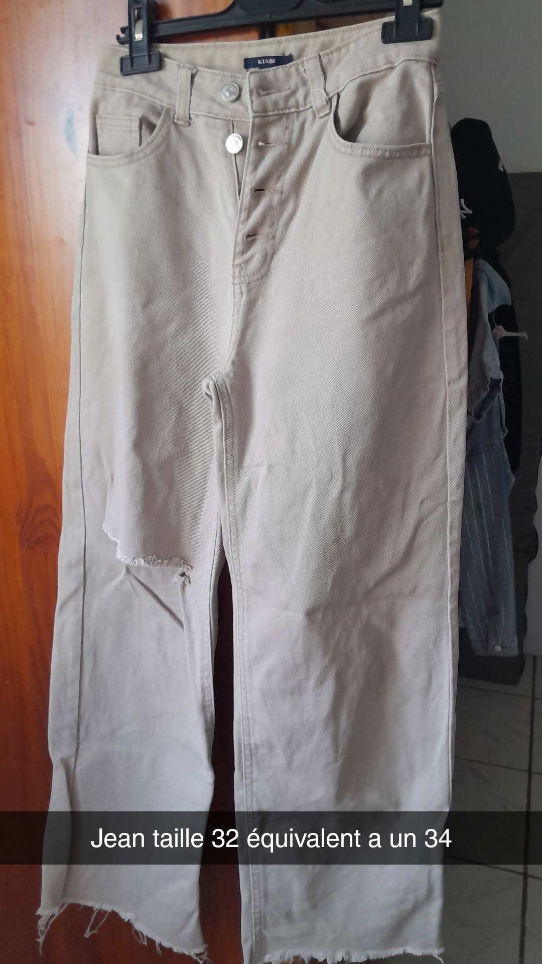 Jeans beige/gris troué