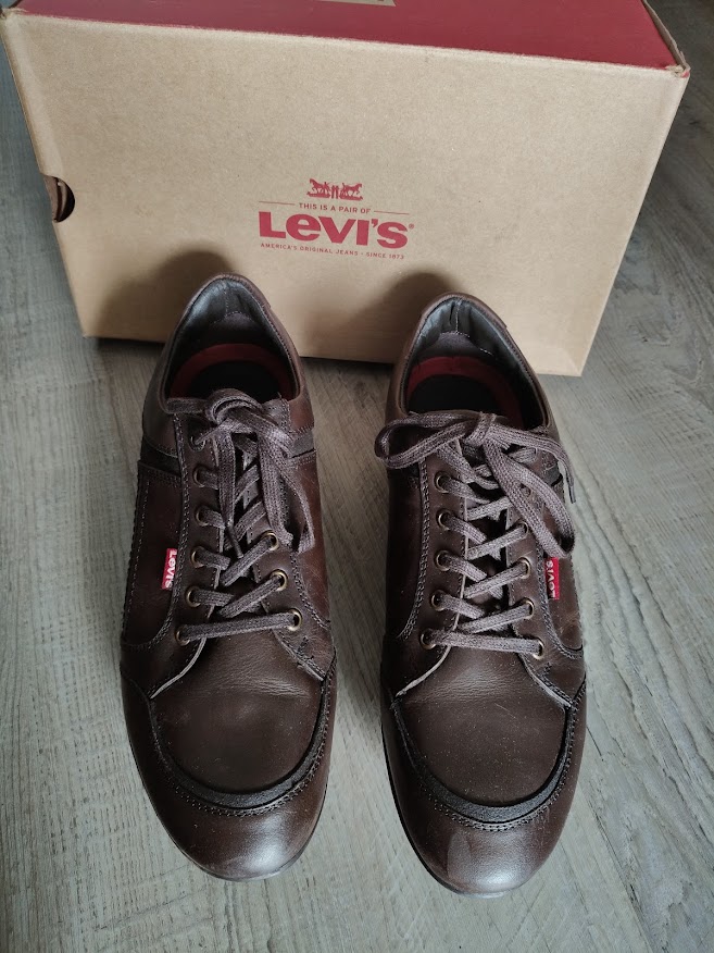 Paire de baskets Levi's en cuir P44