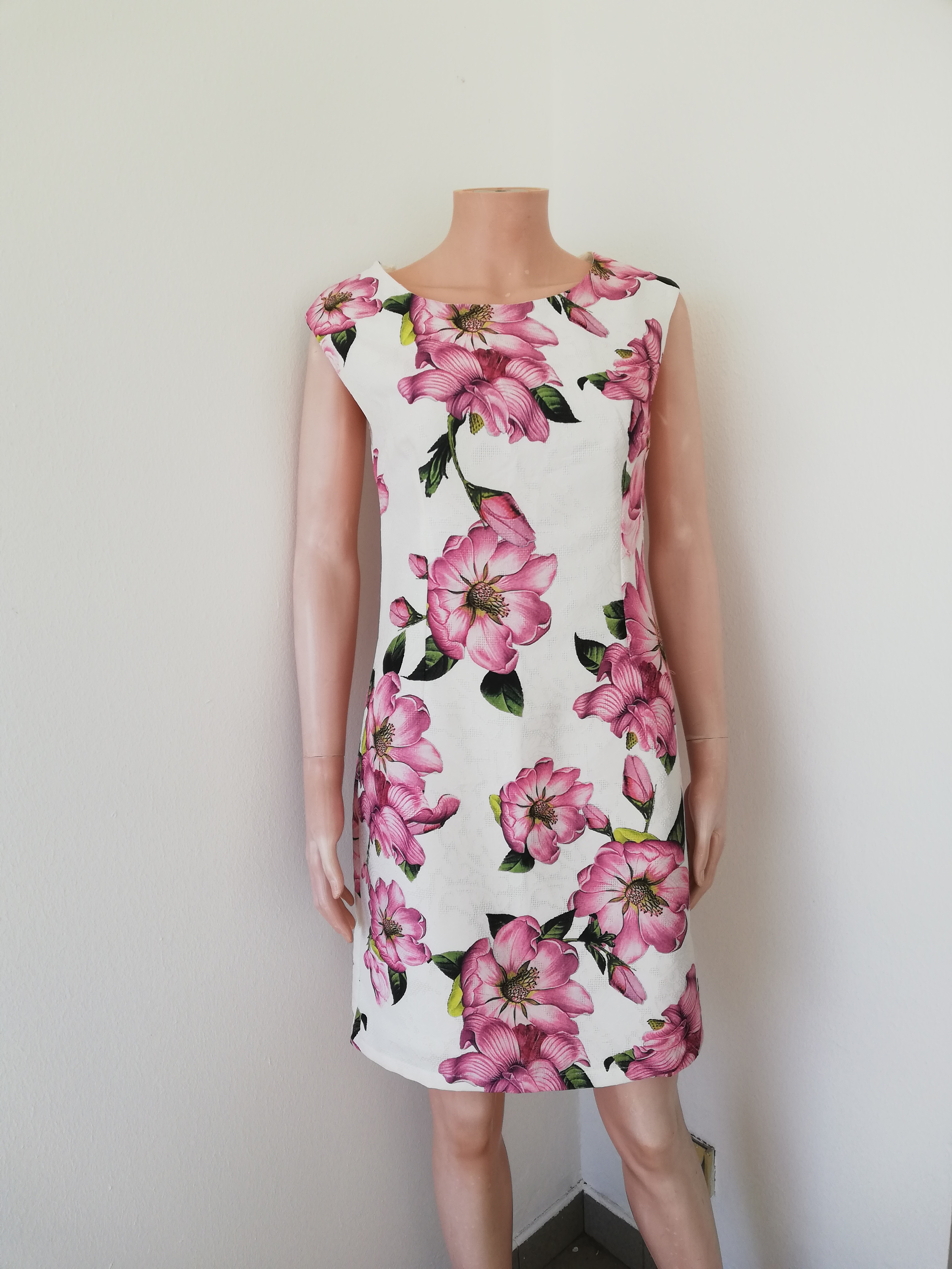 robe blanche imprimé roses fleuri , taille 36