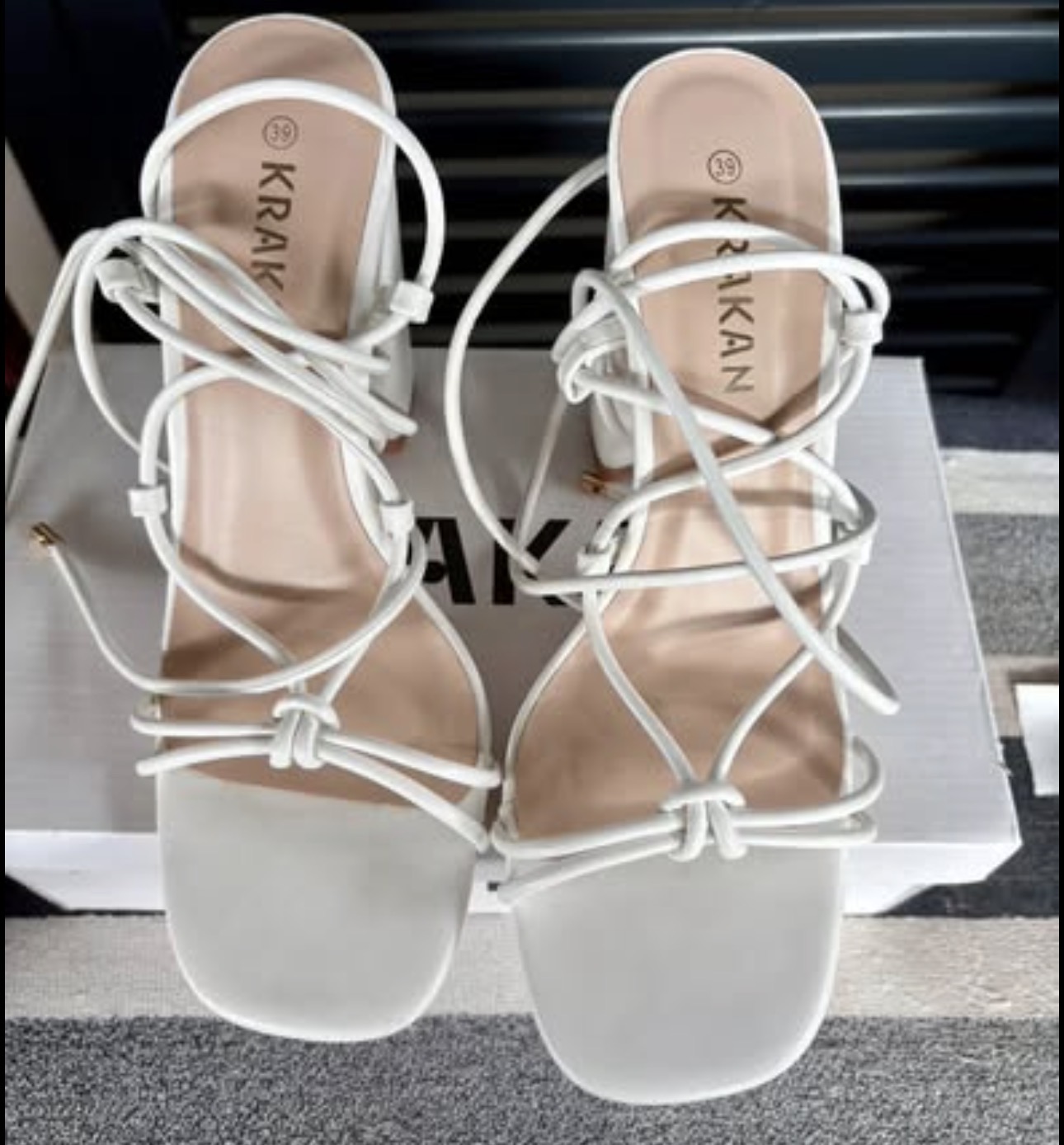 TALON CARRÉ ET LACETS BLANC