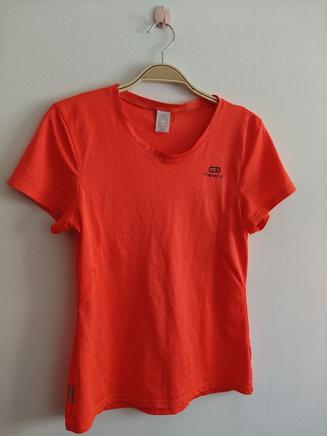 Vetement de sport haut taille S/M, très bon état
