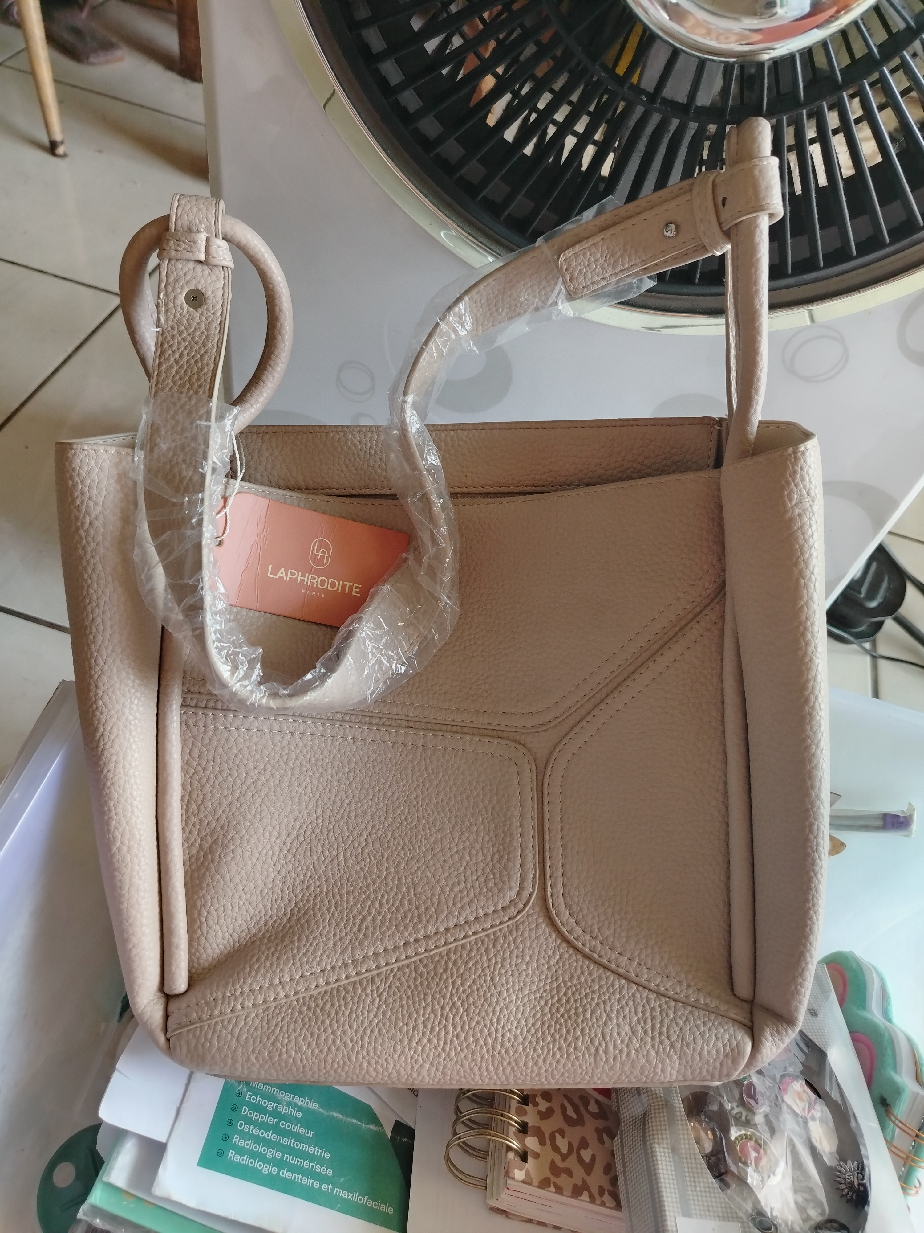Sac couleur beige avec trousse
